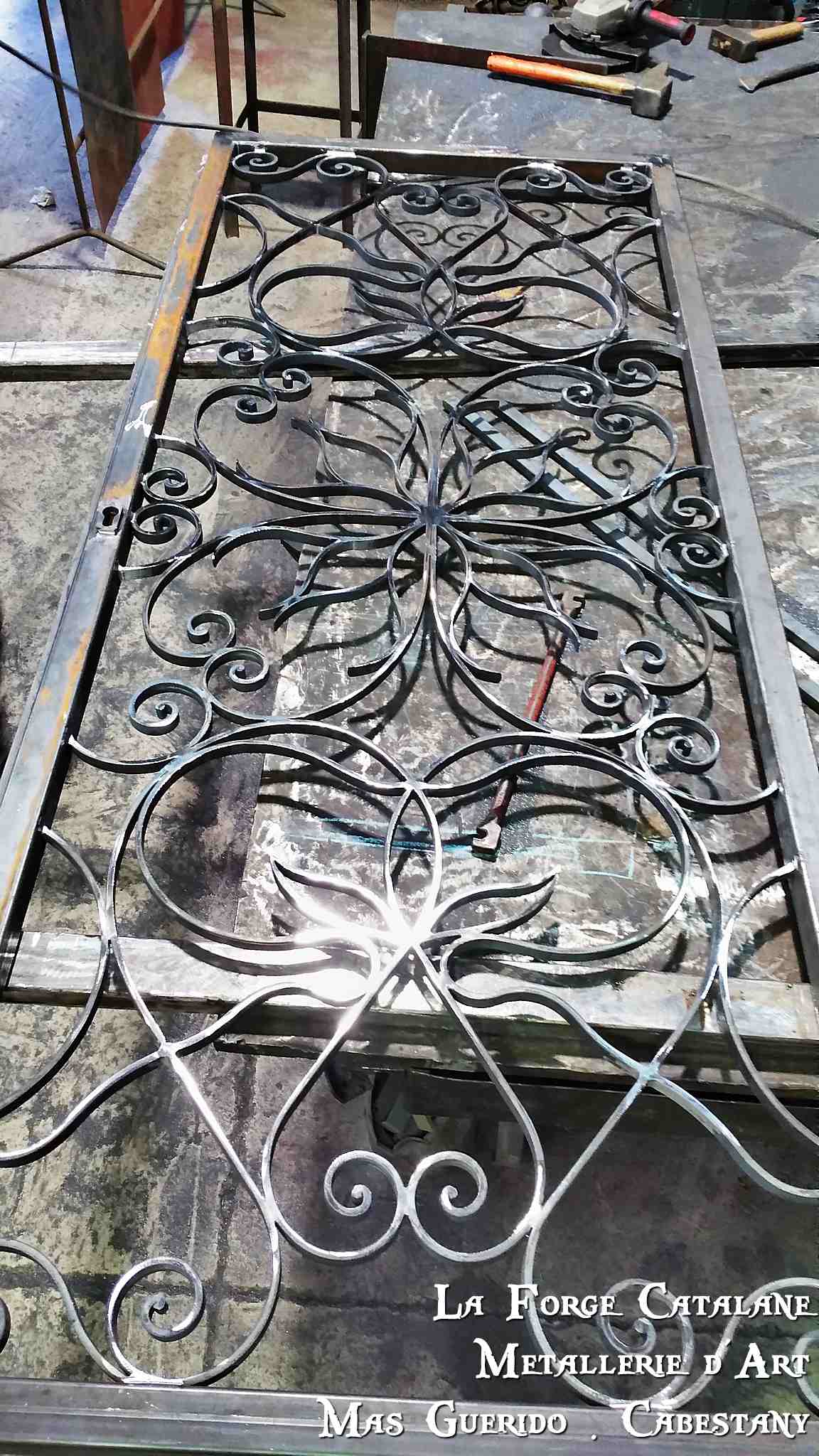 grille articulee volute  fer Forge Catalane Cabestany 2.jpg